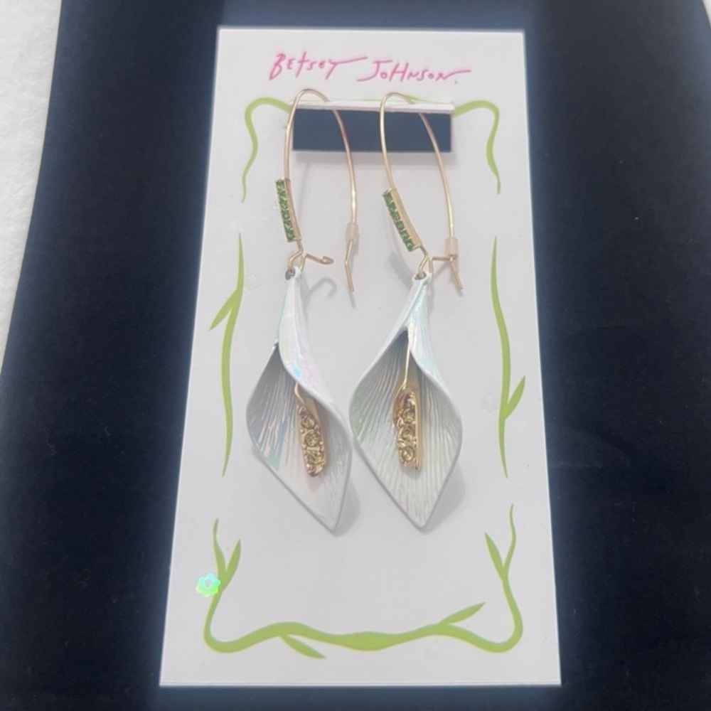 BETSEY JOHNSON Elegant Tropical Calla Lily Feminine Delicate Earrings NEW NWT